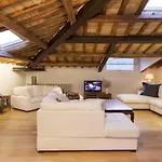 Habitat\'S Navona Pantheon Attic